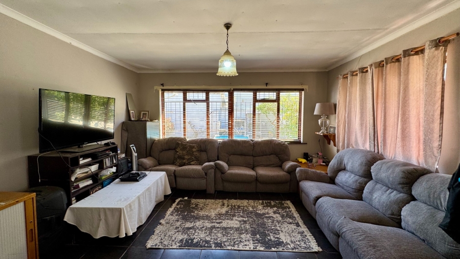 4 Bedroom Property for Sale in Lochnerhof Western Cape